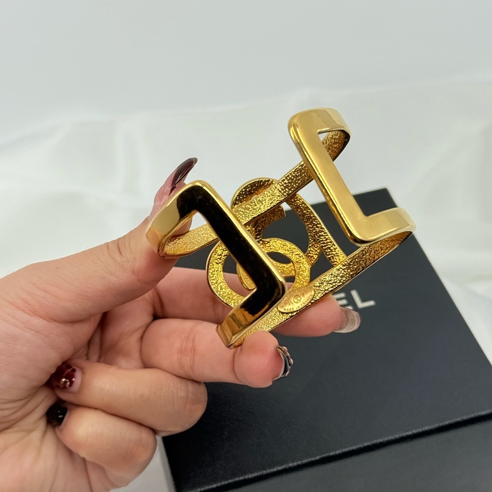 CHANEL Vintage Gold CC Heart Cuff Statement Bracelet - Picture 5 of 12